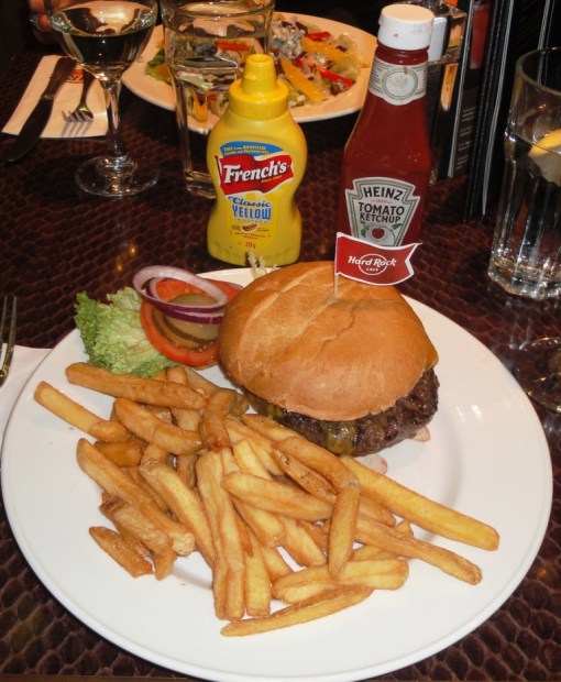 Hamburger at Hard Rock Cafe Helsinki - reijosfood.com