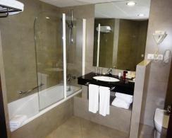 Bathroom at Molina Lario - reijosfood.com