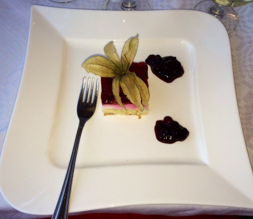 Rasberry cake at Natalie - reijosfood.com